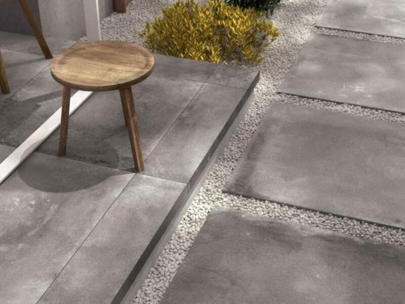 Khi chọn gạch sân vườn, bạn hãy ưu tiên gạch có độ bền cao