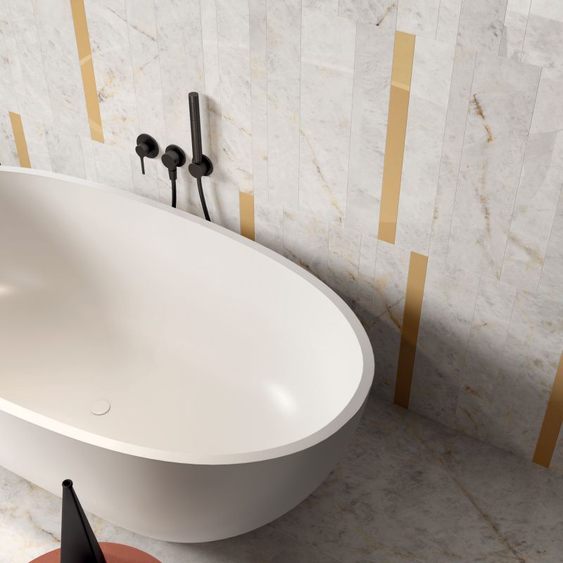 Nền và tường nhà tắm đều được ốp lát gạch giả đá Marble