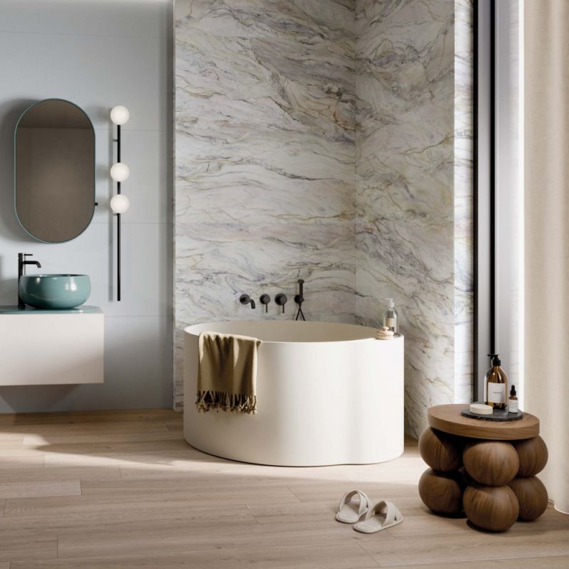 Tường phòng tắm được ốp lát gạch giả đá Marble để tạo điểm nhấn