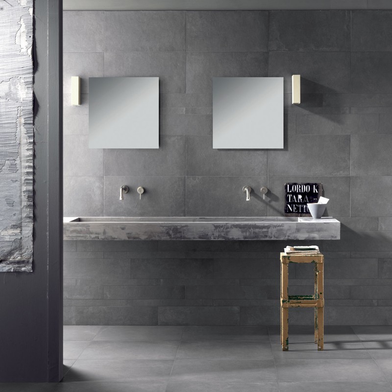 Cả nền và tường nhà tắm, nhà vệ sinh đều ốp lát gạch giả xi măng