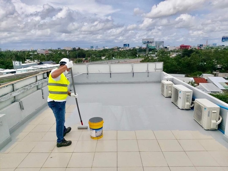 Thi công lớp chống thấm (Nguồn: Sưu tầm)