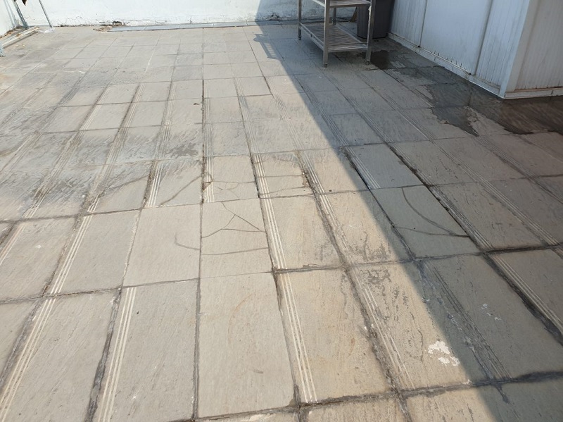 Loại bỏ bụi bẩn, rác thải, nấm mốc trên bề mặt sân thượng (Nguồn: Sưu tầm)