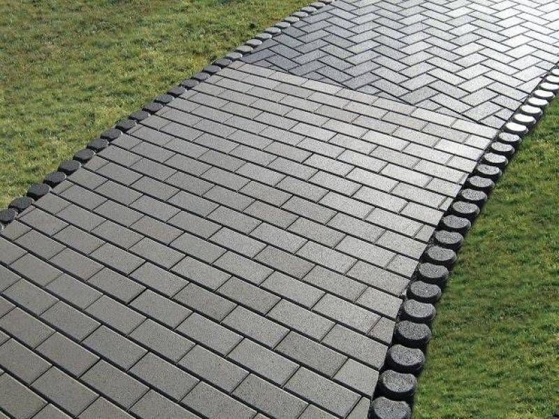 Gạch thẻ xám hình chữ nhật sẽ làm nổi bật nét đẹp tối giản, đẳng cấp cho sân vườn (Nguồn: Sưu tầm)