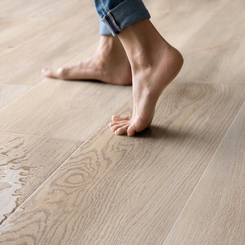 Một trong những yếu tố quan trọng khi chọn gạch lát lối đi sân vườn là khả năng chống trơn trượt