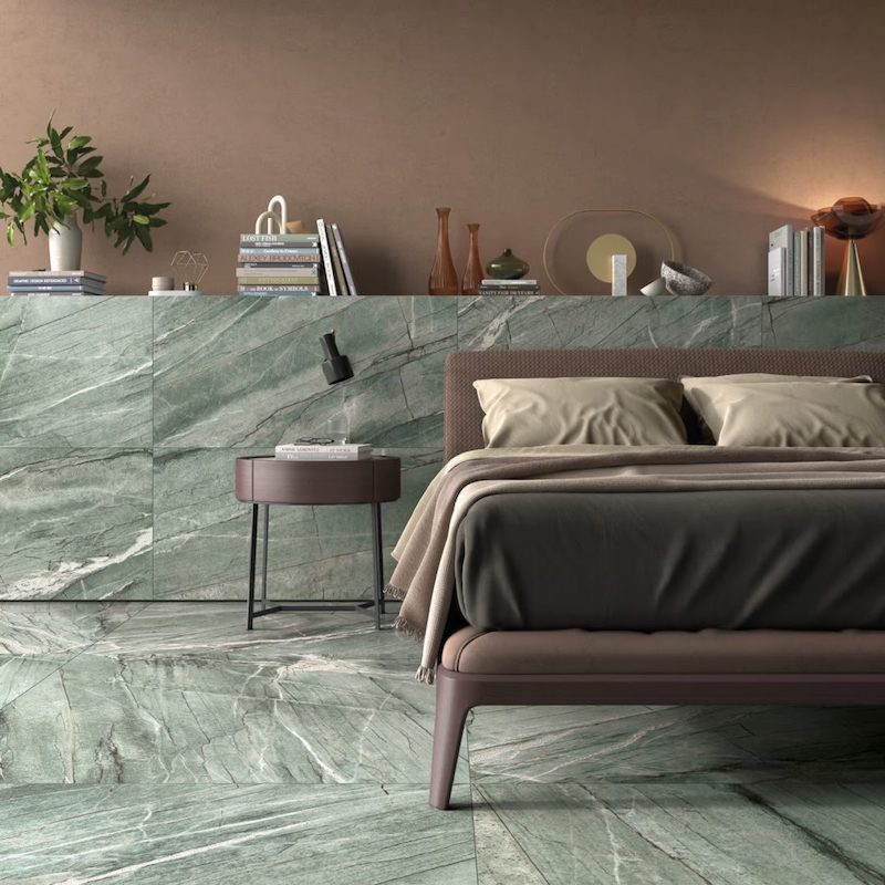 Phòng ngủ được lát nền bằng gạch vân đá xanh ngọc