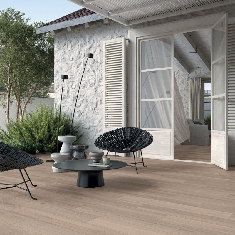 Gạch giả gỗ lát sân vườn quán cà phê 
