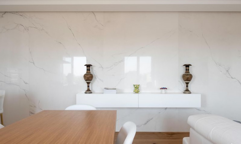 Gạch ốp tường 30x60 trắng vân mây đang là xu hướng được nhiều người ưa chuộng trong thiết kế nội thất hiện đại