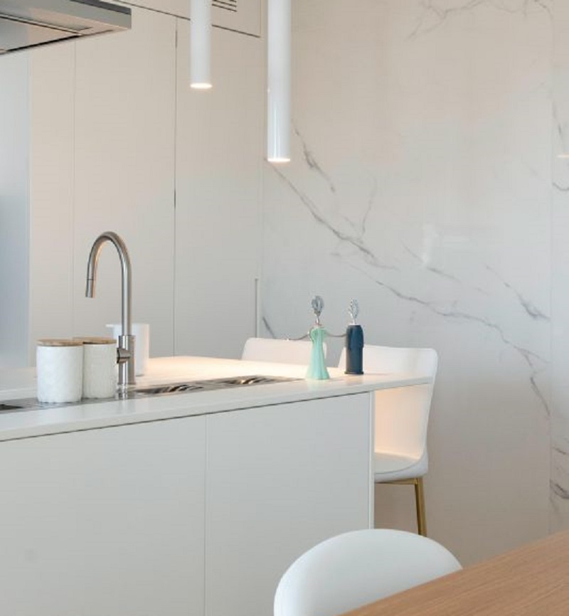 Với tính thẩm mỹ cao, gạch ốp tường 30x60 trắng vân mây dễ dàng kết hợp với nhiều phong cách thiết kế nội thất khác nhau