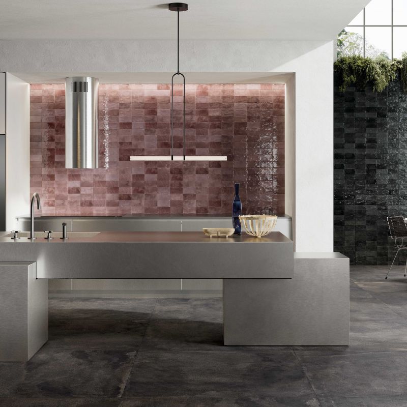 Gạch ốp tường Mosaic với tông màu hồng đậm nhạt, tạo nét đặc sắc cho tường bếp