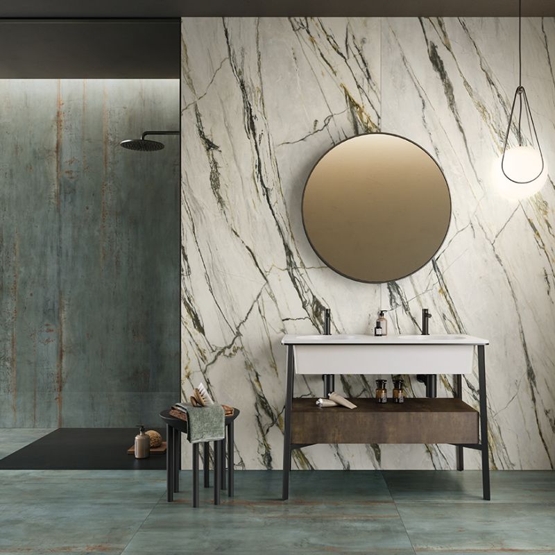 Sự kết hợp độc đáo của gạch vân đá marble ốp tường và gạch lát nền màu xanh ấn tượng ở không gian nhà vệ sinh
