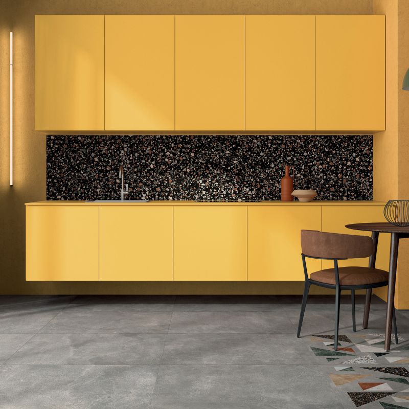 Gạch hoa văn Terrazzo màu đen ốp tường nhà bếp