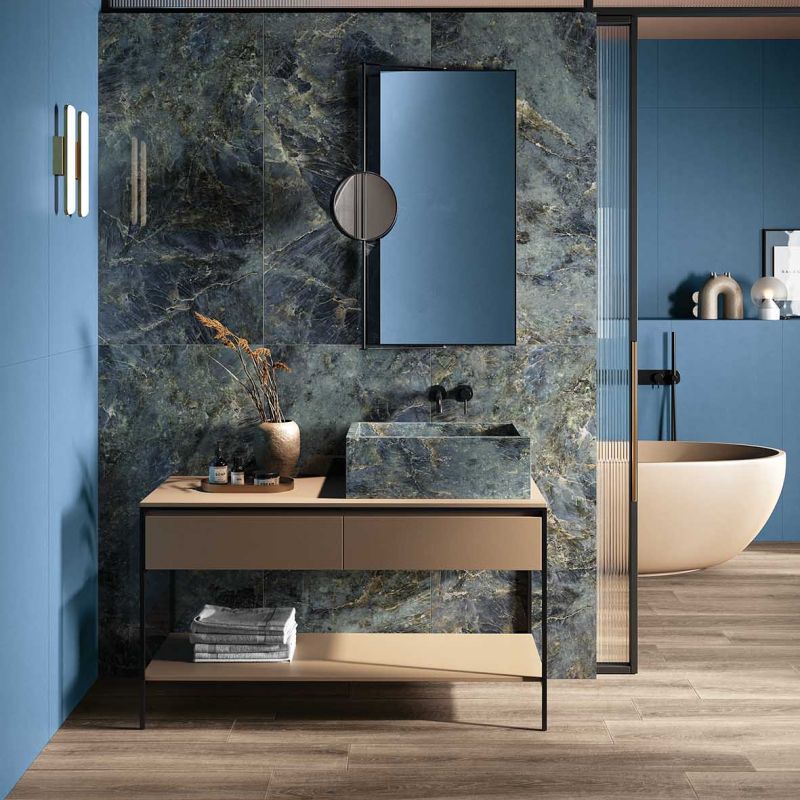 Mẫu gạch khổ lớn có họa tiết vân đá ấn tượng giúp tạo điểm nhấn cho nhà tắm