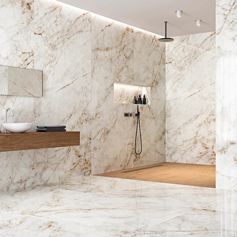 Gạch giả đá trắng vân nâu thường được gia chủ ốp lát nhà tắm (Nguồn: Sưu tầm)