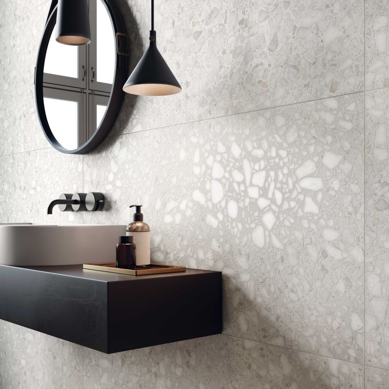 Cận cảnh gạch Terrazzo trắng ở tường nhà vệ sinh