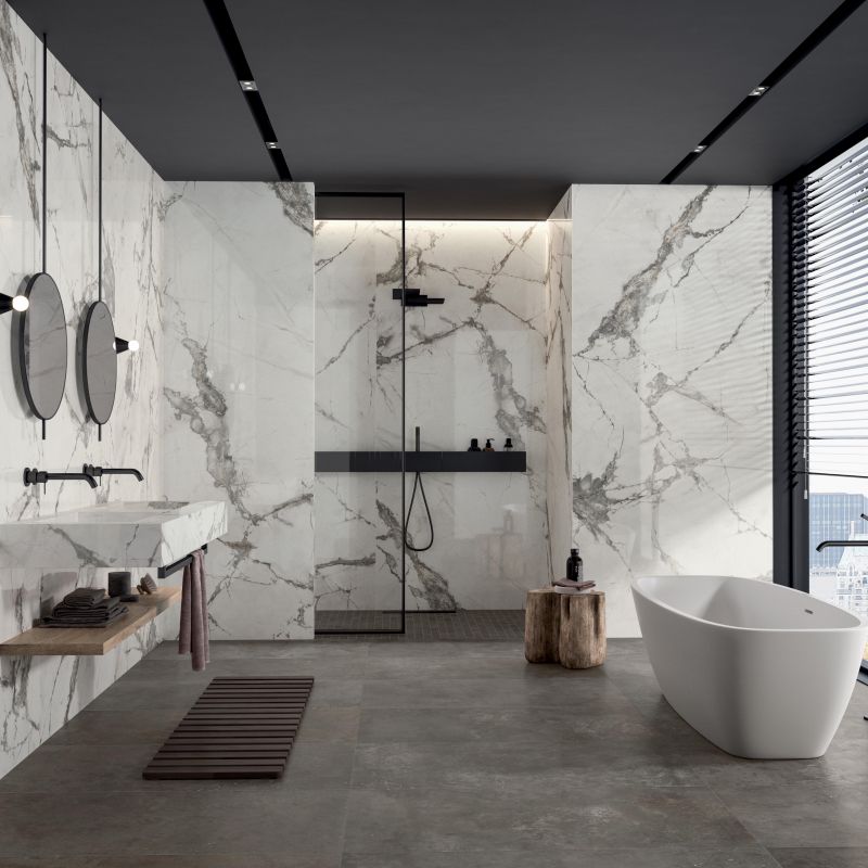 Gạch trắng với đường vân đá đen lớn, tạo nên điểm chấm phá ấn tượng ở nhà tắm