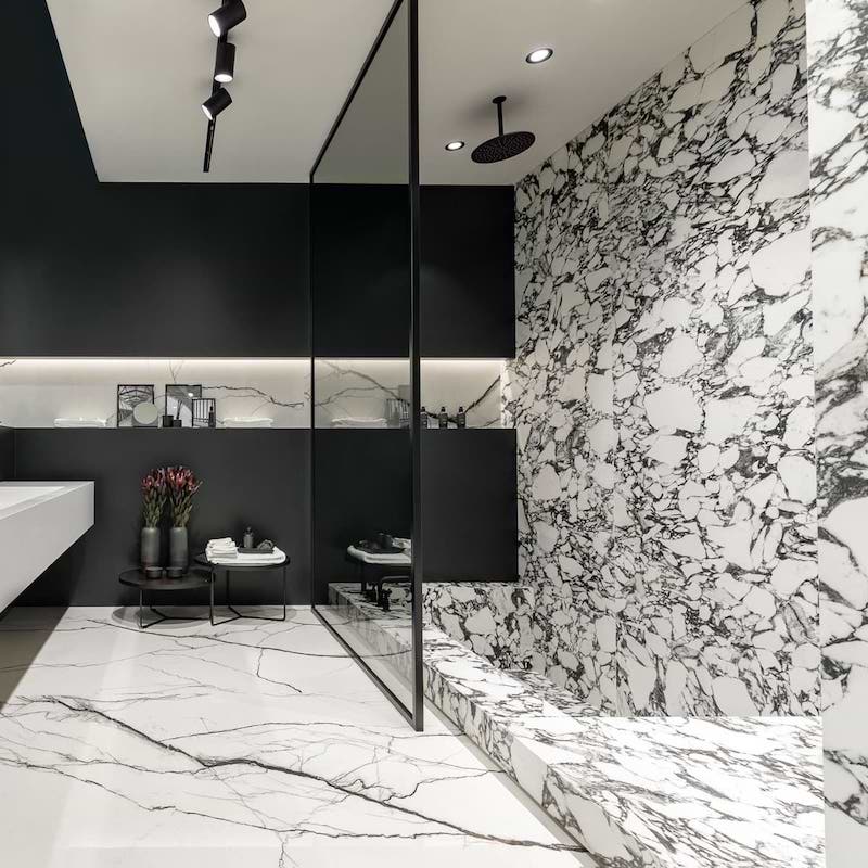 Gạch trắng vân đá đen tạo nên một nét tương phản đặc sắc cho không gian (Nguồn: Sưu tầm)