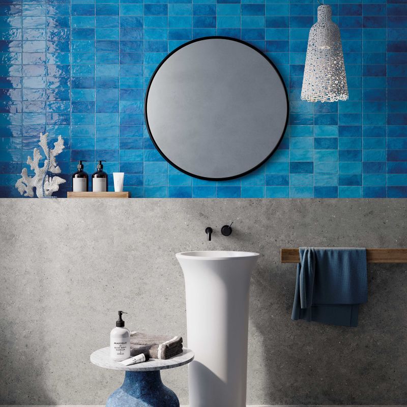 Gạch Mosaic màu xanh nước biển làm nổi bật vẻ đẹp của không gian nhà vệ sinh