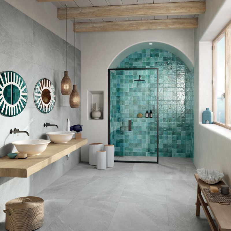 Gạch thẻ Mosaic với tông màu xanh tạo điểm nhấn cho không gian nhà tắm