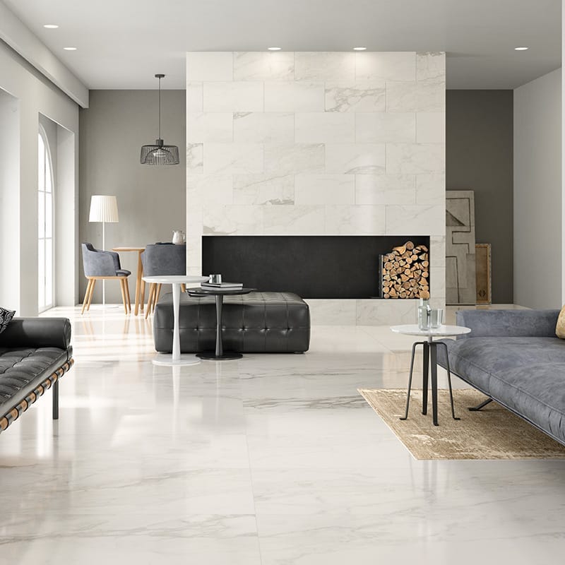 Gạch ốp tường màu trắng được lát kiểu nằm ngang trên tường phòng khách (Nguồn: Sưu tầm)