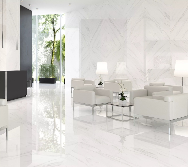 Gạch ốp tường màu trắng kết hợp cùng gạch lát nền cùng tông tạo nên vẻ đẹp sang trọng cho phòng khách (Nguồn: Sưu tầm)