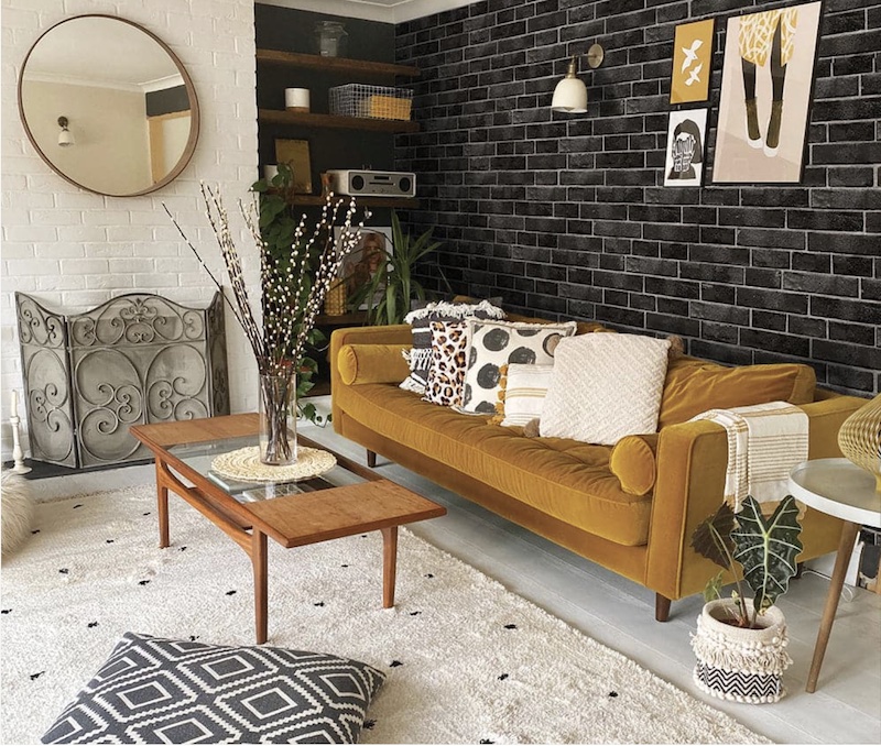 Gạch thẻ màu đen ốp tường phòng khách nhà cấp 4
