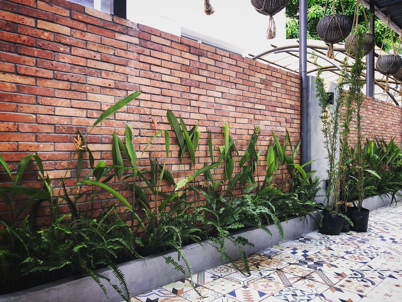 Tùy vào nhu cầu sử dụng và điều kiện thời tiết của khu vực, bạn có thể chọn vật liệu gạch ốp tường rào phù hợp (Nguồn: Sưu tầm)