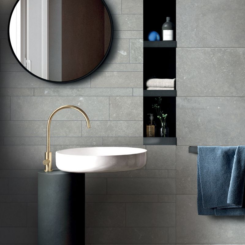 Gạch ốp tường toilet cần là loại gạch có khả năng chống ẩm mốc và chịu nước tốt
