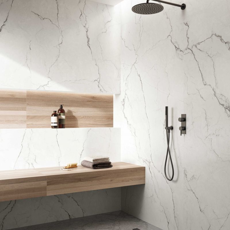 Gạch trắng vân mây đen ốp tường nhà tắm