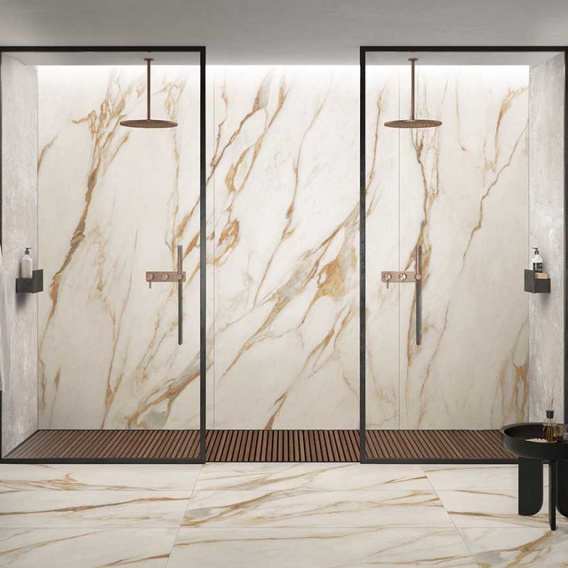 Gạch ốp tường trắng vân mây nâu ở không gian nhà tắm