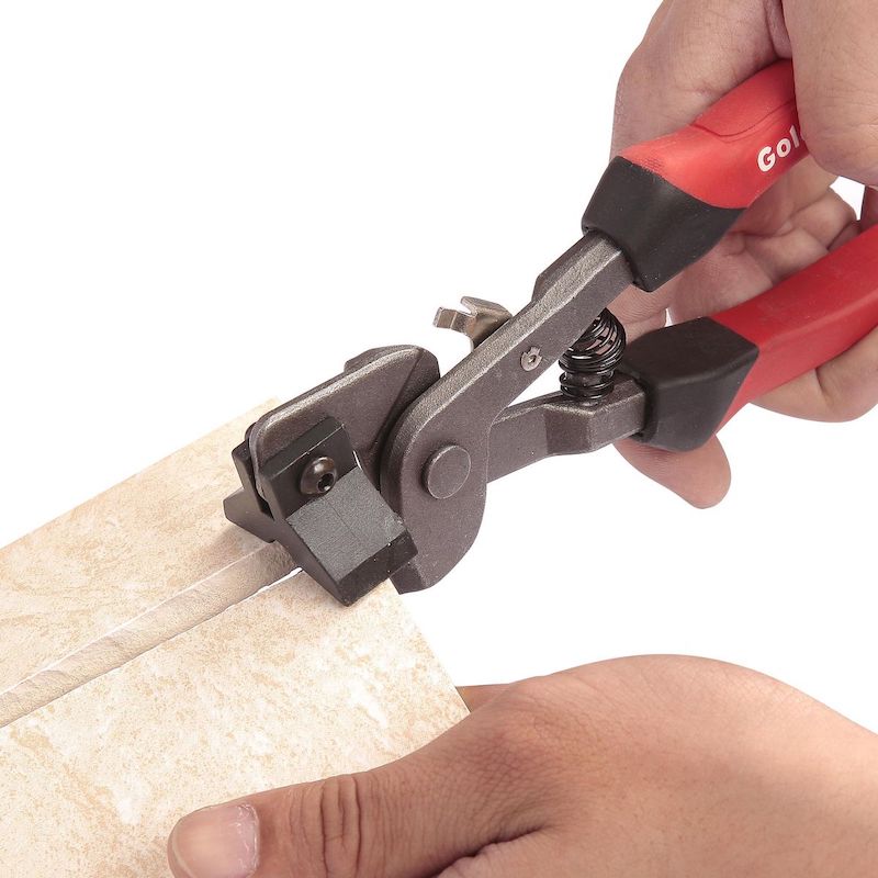 Cách cắt gạch bằng kìm (Nguồn: Sưu tầm)