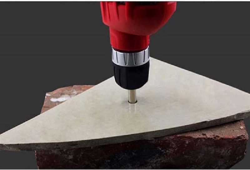 Chuẩn bị miếng gạch nhỏ đã khoan sẵn (Nguồn: Sưu tầm)