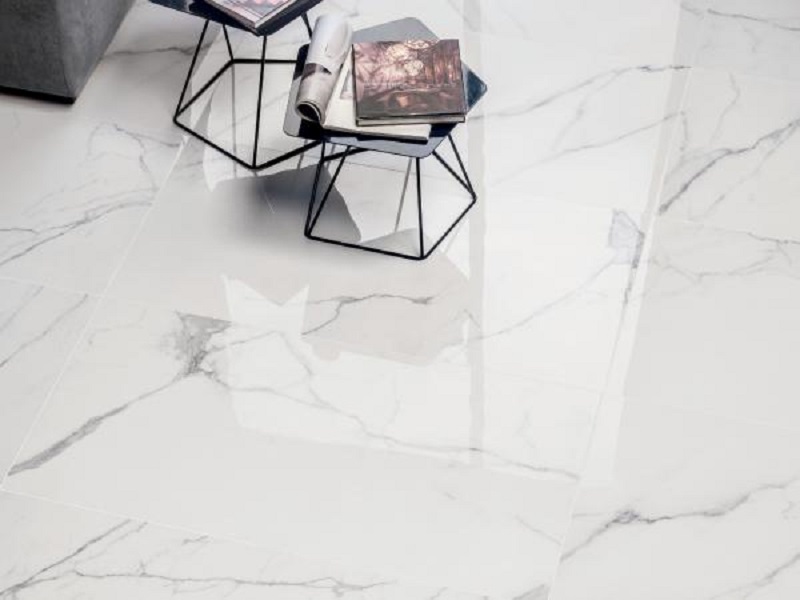 Việc sử dụng hóa chất tẩy rửa quá mạnh cũng có thể khiến gạch bóng kiếng bị phai màu
