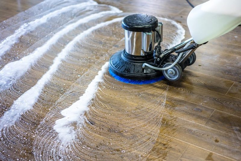 Đối với các vết trầy xước lớn, việc sử dụng chất đánh bóng chuyên dụng cho gạch bóng kiếng là phương án hiệu quả và an toàn (Nguồn: Sưu tầm)