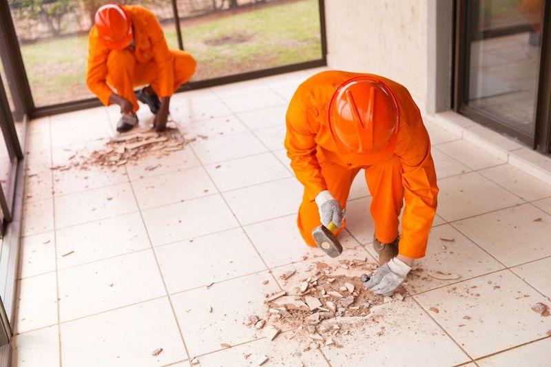 Đục nền, vệ sinh lớp nền cũ (Nguồn: Sưu tầm)