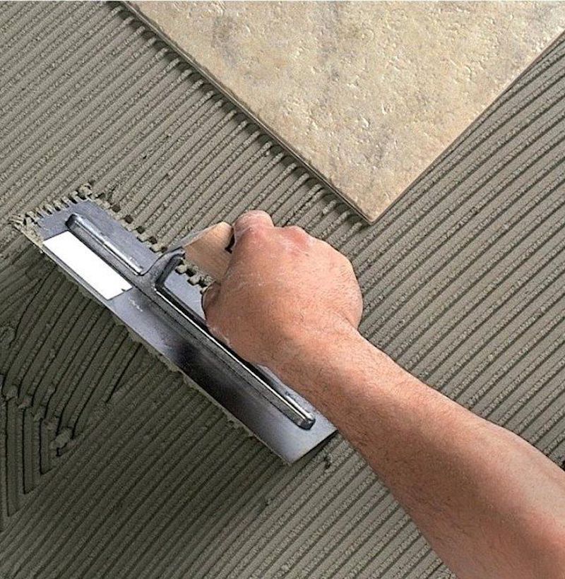 Thi công lát gạch nền (Nguồn: Sưu tầm)