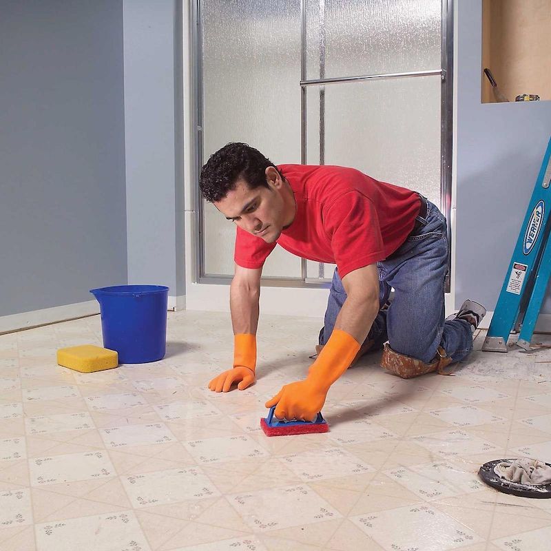 Dọn vệ sinh sau khi thi công lát nền nhà (Nguồn: Sưu tầm)
