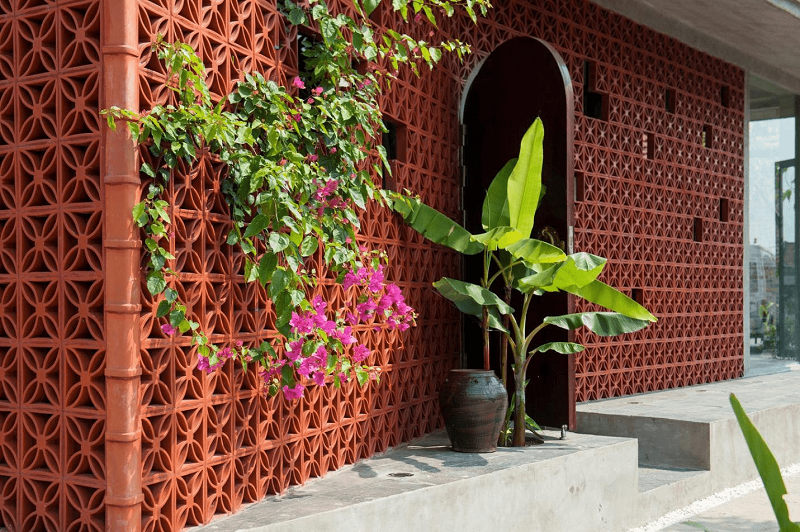 Gạch bông gió đất nung là sản phẩm được chế tác bằng phương pháp ép đùn đất sét và nung nóng ở nhiệt độ cao (Nguồn: Sưu tầm)