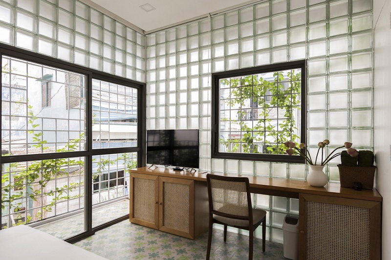 Gạch kính trang trí là sản phẩm được làm từ khối thủy tinh, có đặc tính cách âm, chống thấm, cách nhiệt, cùng nhiều thiết kế độc đáo, tinh tế (Nguồn: Sưu tầm)