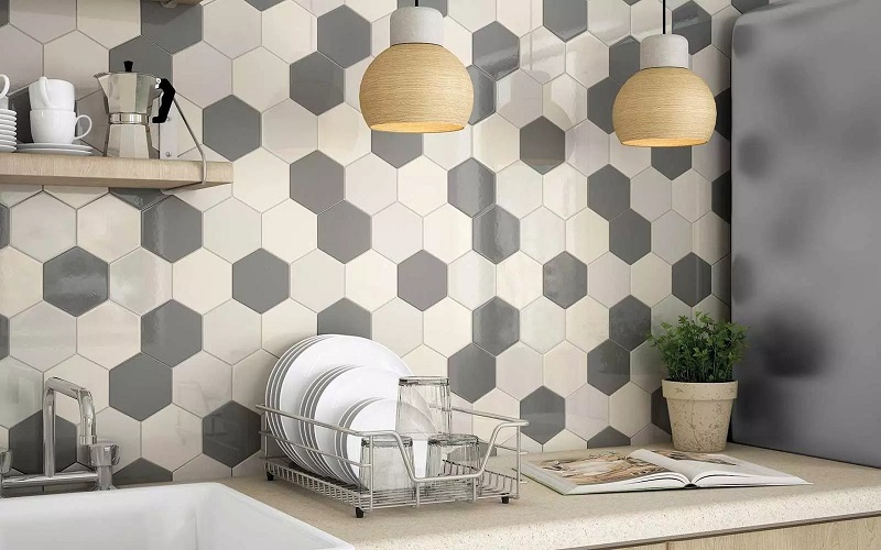 Gạch lục giác trang trí không chỉ dễ vệ sinh mà còn chịu được nhiệt độ cao, là sự lựa chọn rất thích hợp cho khu vực bếp (Nguồn: Sưu tầm)