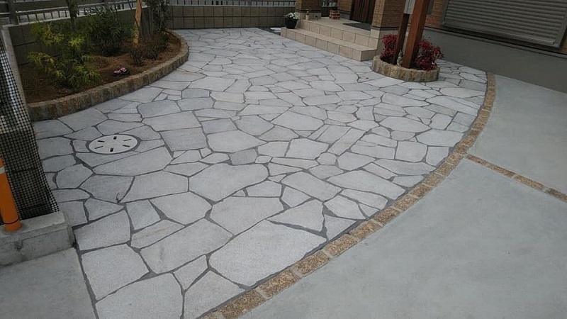 Gạch tổ ong thường được dùng để lát sân