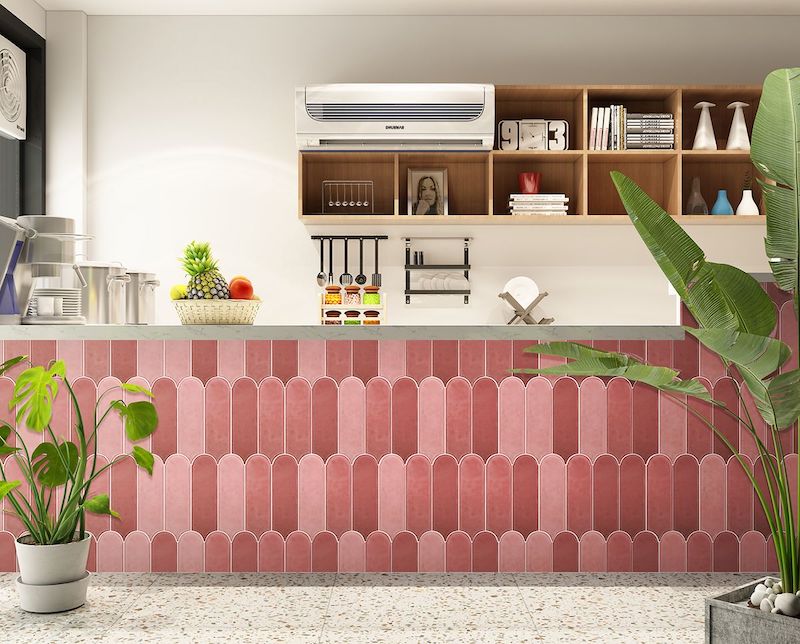 Gạch lông vũ màu hồng nhiều sắc độ sẽ là lựa chọn hoàn hảo để trang trí tường nhà bếp (Nguồn: Sưu tầm)