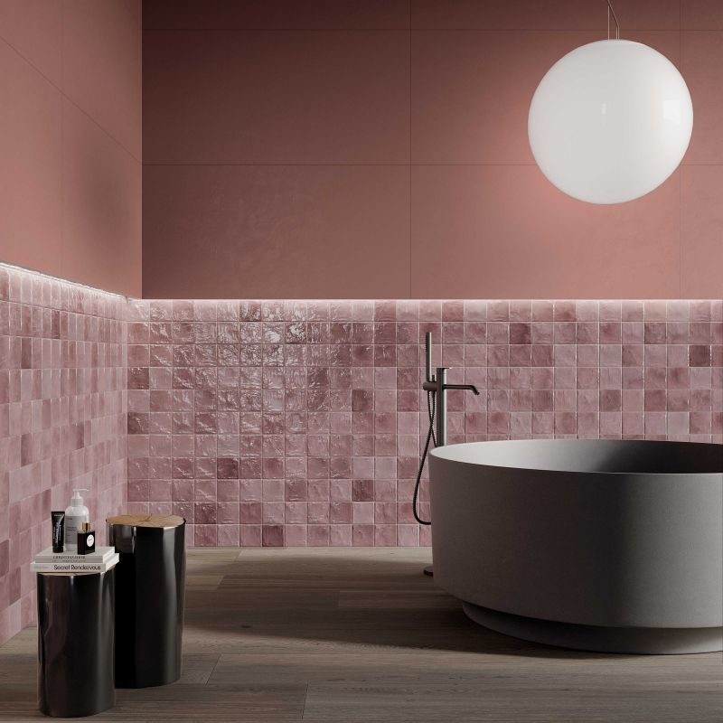 Gạch mosaic màu hồng trang trí tường nhà tắm