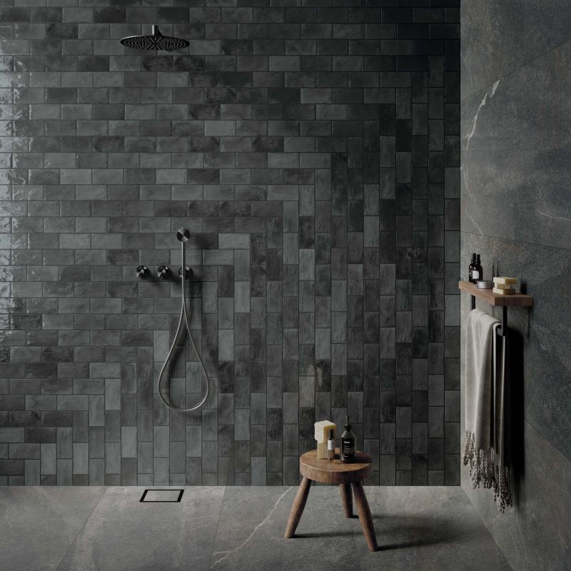 Gạch thẻ xám đen tạo nên sự đẳng cấp, huyền bí trong nhà tắm