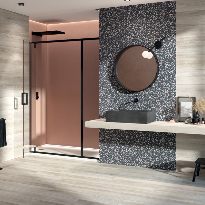 Gạch Terrazzo màu đen kết hợp cùng những viên đá nhỏ nhiều màu sắc, tạo điểm nhấn cho nhà tắm