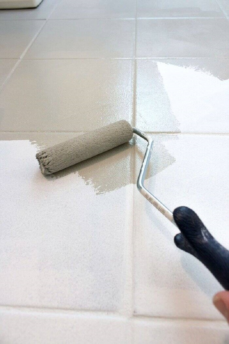 Để lớp sơn mịn màng, bạn nên sơn từ trên xuống dưới và đảm bảo phủ đều lớp sơn lên bề mặt gạch (Nguồn: Sưu tầm)