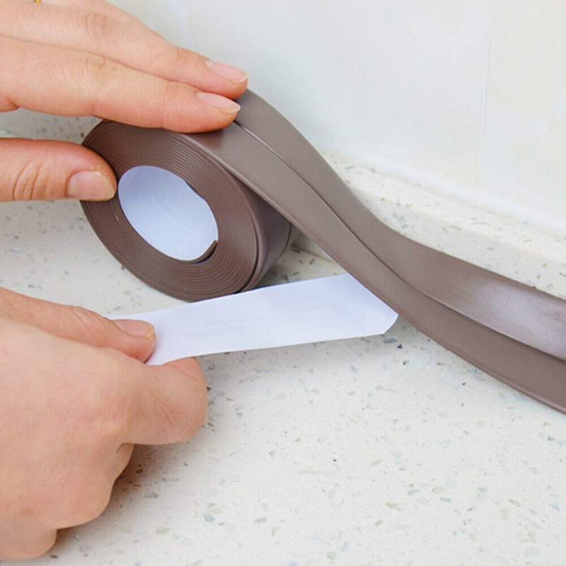 Sử dụng băng keo để che các viền gạch hoặc khu vực không muốn sơn đến (Nguồn: Sưu tầm)
