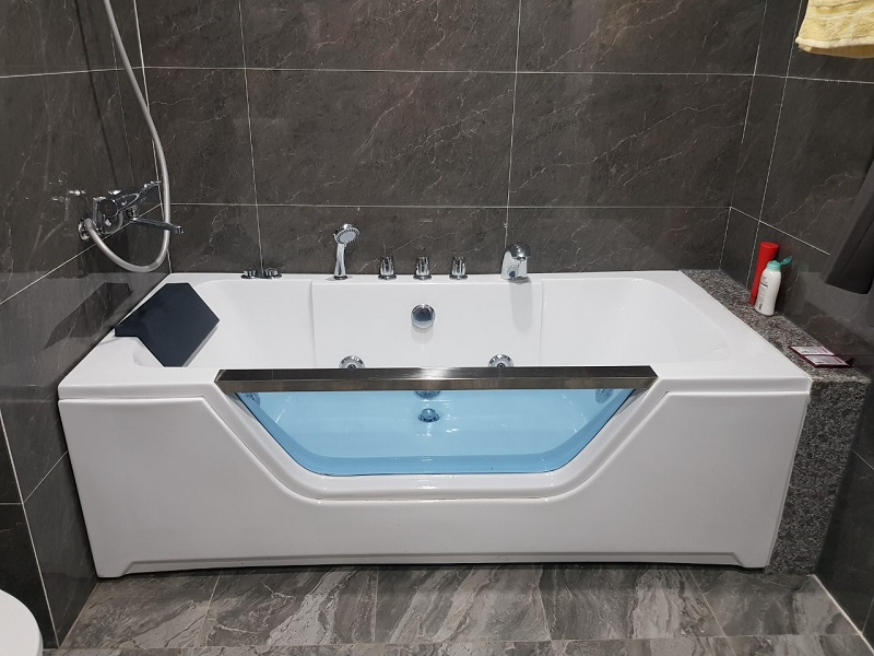 Bồn tắm sục massage tích hợp hệ thống thủy lực cao cấp, cho phép người dùng trải nghiệm cảm giác thư giãn (Nguồn: Sưu tầm)