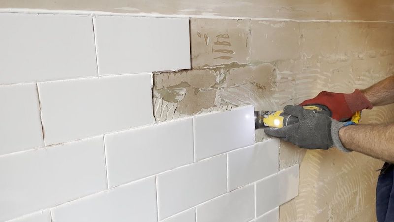 Loại bỏ phần tường cũ trước khi ốp lát (Nguồn: Sưu tầm)
