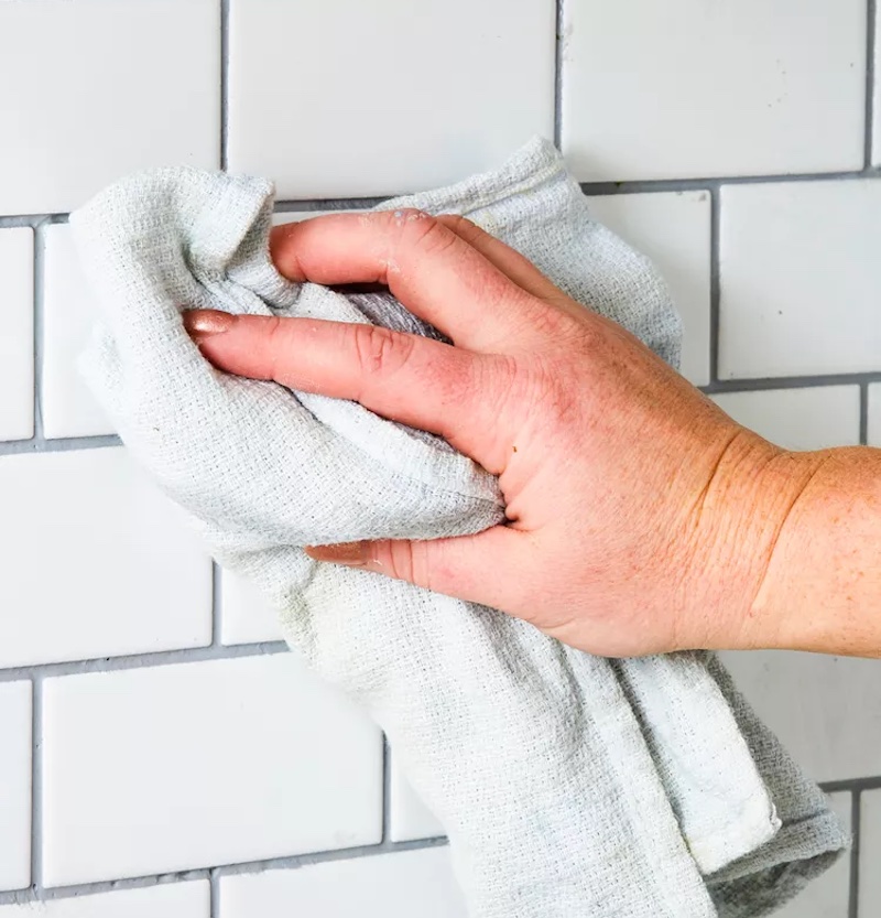 Lau chùi và vệ sinh bề mặt gạch ốp tường (Nguồn: Sưu tầm)
