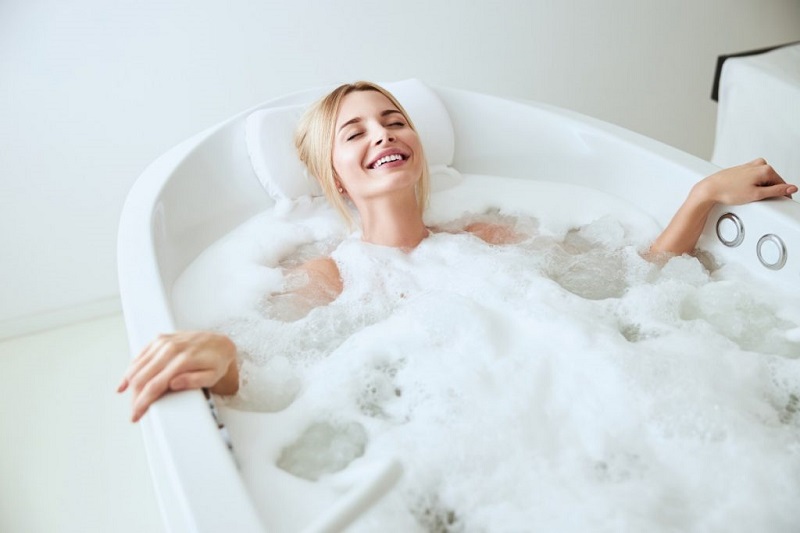 Bạn cũng có thể sử dụng thêm nến thơm, tinh dầu hoặc bật một bản nhạc yêu thích để tận hưởng cảm giác thư giãn (Nguồn: Sưu tầm)